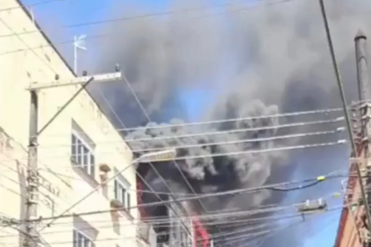 Incêndio atinge loja e fumaça densa chama a atenção em Manaus