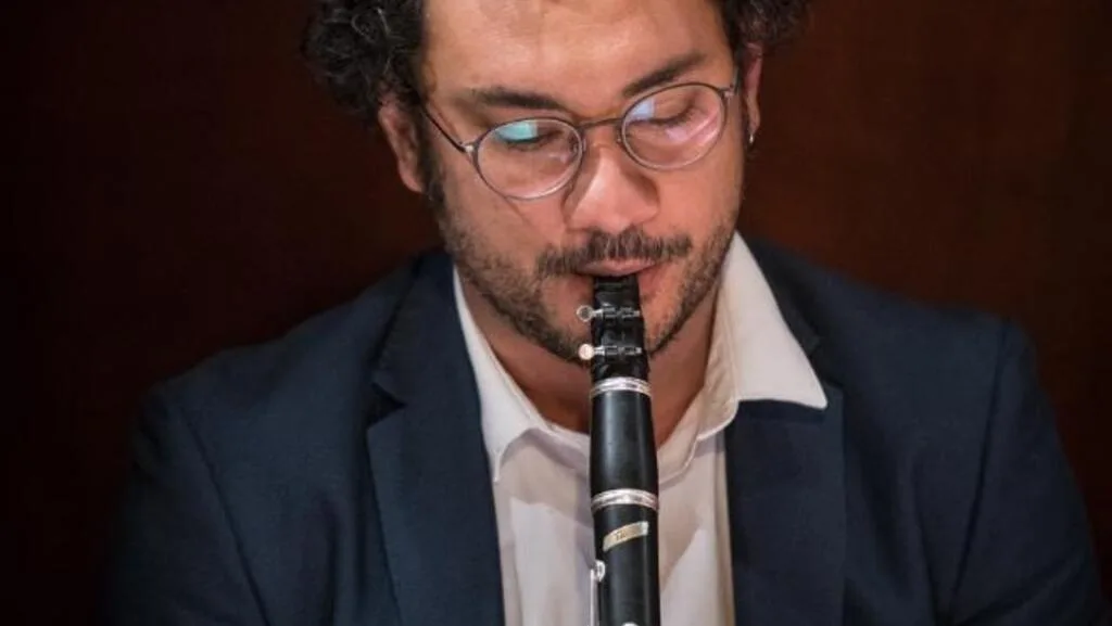 Clarinetista cearense leva ritmos brasileiros para concertos e conservatórios da França
