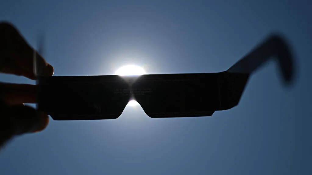 França se prepara para observar eclipse solar quase total; óculos especiais se esgotam nas lojas