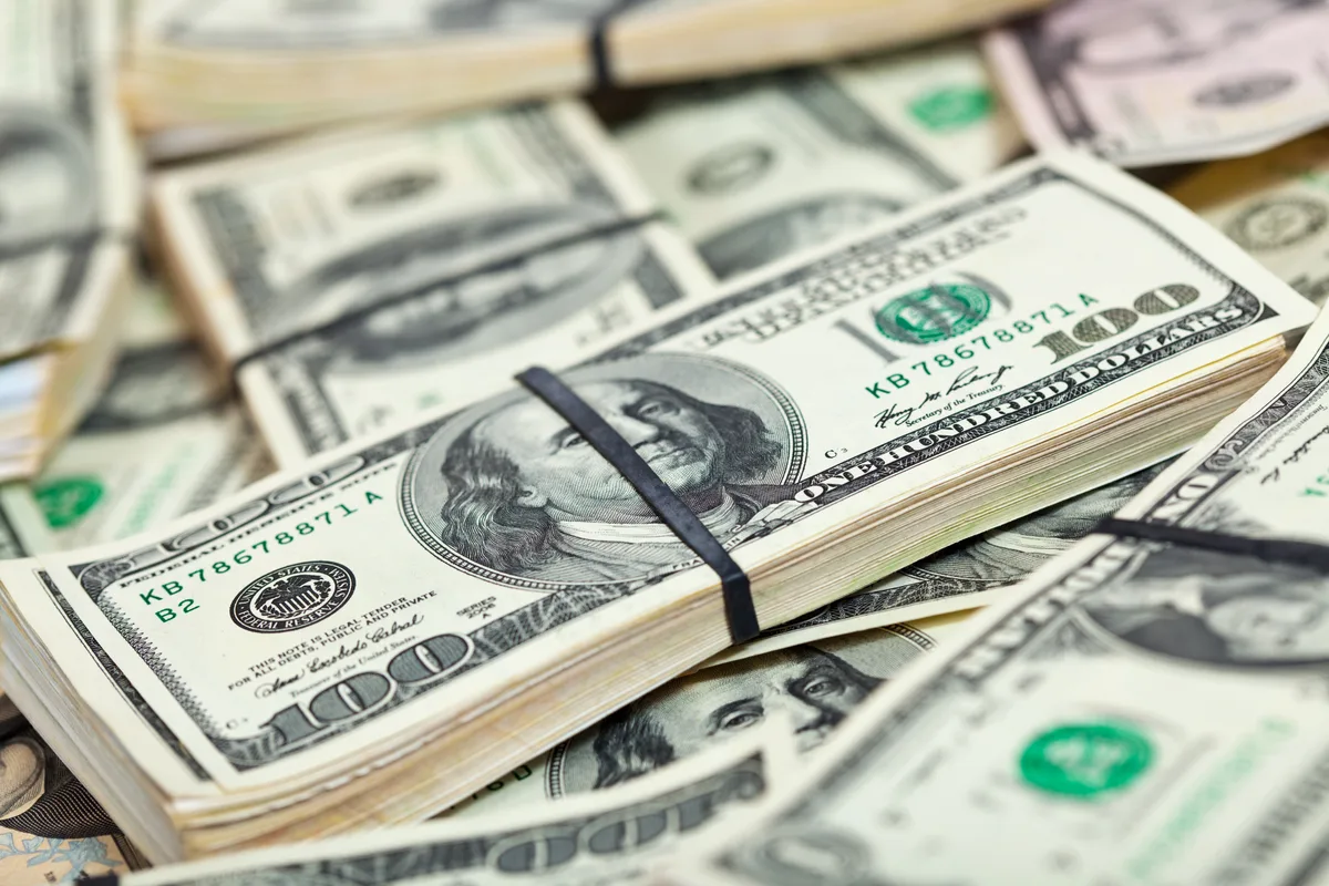 Dólar opera em alta e vai a R$ 5,17, de olho em inflação, eleições e ata do Copom; Ibovespa cai