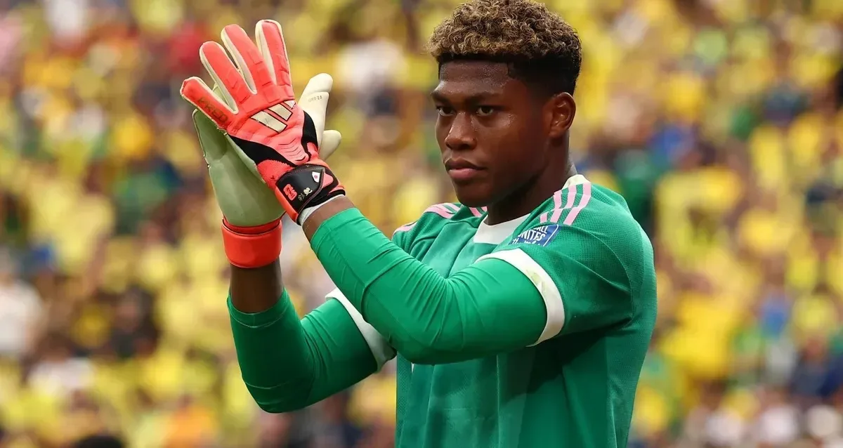 PSG encaminha contratação de goleiro que brilhou contra o Brasil na Copa do Mundo